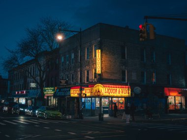 Geceleri, Crown Heights, Brooklyn, New York 'taki Nostrand Bulvarı' nda içki dükkanı.