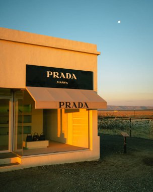 Sabah ışığı Prada Marfa, Valentine, Teksas