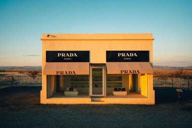 Güneş doğarken Prada Marfa, Valentine, Teksas
