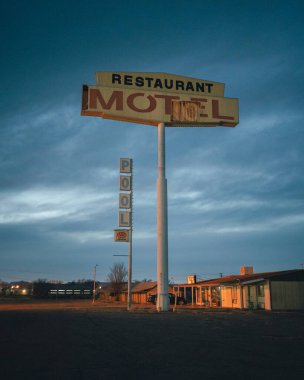 Geceleri eski otel tabelaları, Green River, Utah