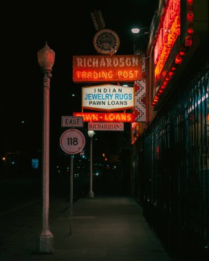 Richardson Ticaret Merkezi, neon levhası gece, Gallup, New Mexico