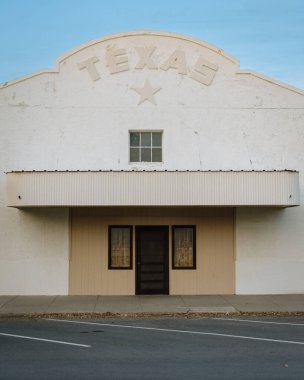 Teksas 'ta Marfa, Teksas' ta bir bina var.