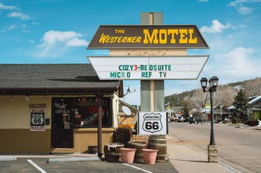 Route 66, Williams, Arizona 'daki Westerner Motel vintage tabelası.