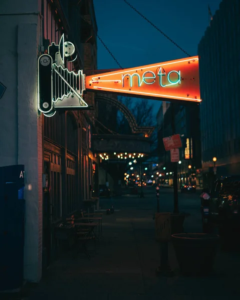 Meta Vintage Neon Sign Night Louisville Kentucky — Fotografia de Stock