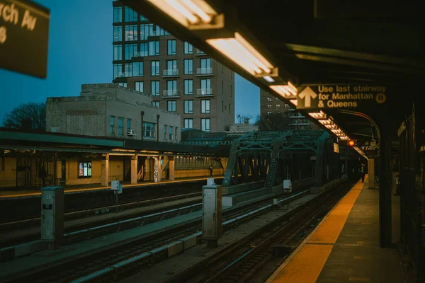 Ave Street Metro Estação Plataforma Noite Brooklyn Nova York — Fotografia de Stock