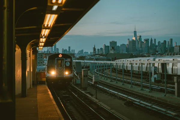 位于纽约布鲁克林史密斯 第九街车站的曼哈顿天际线景观及临近的地铁 — 图库照片
