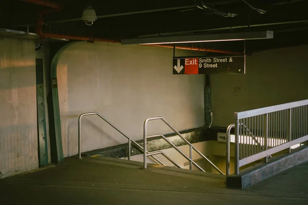 纽约布鲁克林史密斯 9街地铁站的楼梯 — 图库照片