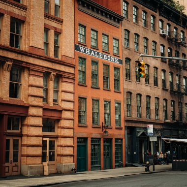 Tribeca, Manhattan, New York 'taki bir binada balina kemiği işareti var.
