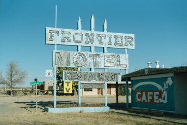 Route 66, Truxton, Arizona 'daki Frontier Motel vintage tabelası.