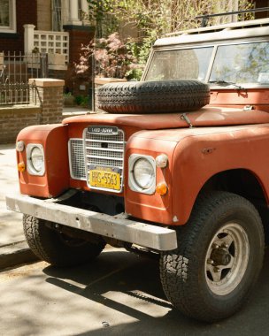 Kırmızı bir Land Rover Defender, Crown Heights, Brooklyn, New York