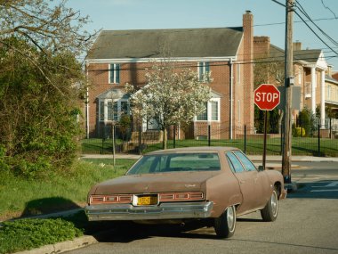 Rockaways, Queens, New York 'ta park edilmiş eski model bir araba.