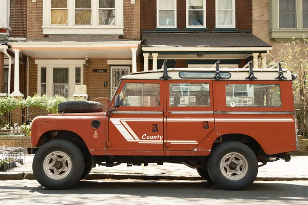 Ein Roter Land Rover Defender Crown Heights Brooklyn New York — Stockfoto