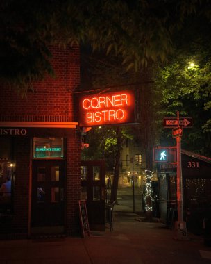 Geceleri Manhattan, New York 'ta Bistro Vintage tabelasının köşesinde.