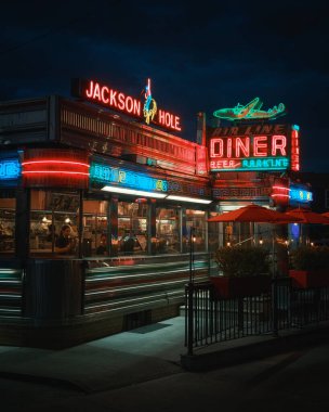 Jackson Hole Lokantası gece Astoria, Queens, New York 'ta neon tabelalar