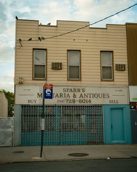 Astoria, Queens, New York 'ta Sparrs Militaria & Antikaları