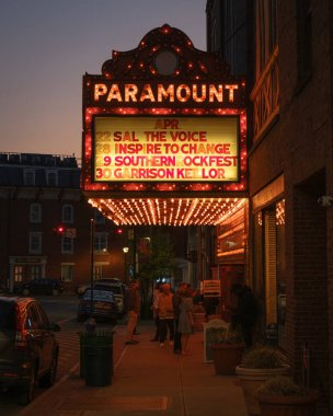 Paramount Hudson Vadisi Tiyatrosu Geceleyin klasik tabela, Peekskill, New York