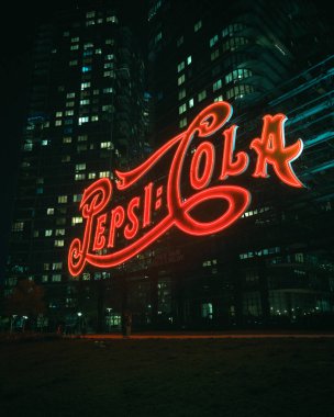 Long Island City, Manhattan, New York 'ta gece Pepsi-Cola tabelası