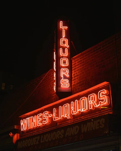 Marquez Liquors Wines Vintage Neon Sign Night Yonkers New York — Stock Photo, Image