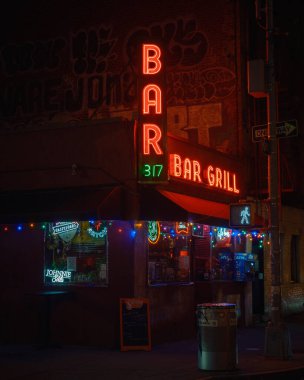 Parkside Lounge neon ışıkları gece, Lower East Side, Manhattan, New York 'ta
