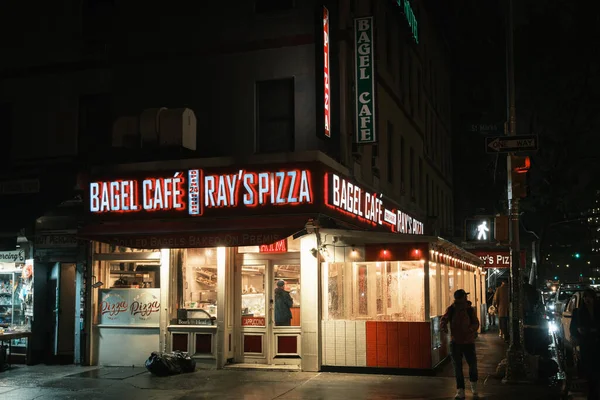Raggi Pizza Bagel Cafe Segno Notte Manhattan New York — Foto Stock