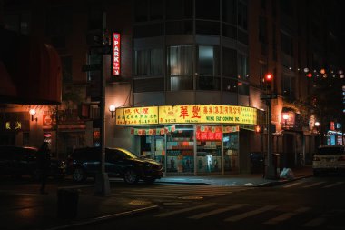 Gece Çin Mahallesi, Manhattan, New York 'ta Wing Fat Company imzası var.