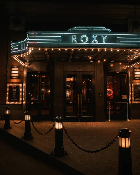 Gece, Manhattan, New York 'taki Roxy Otel tabelası.