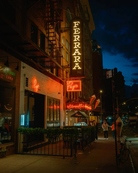 Неоновая Вывеска Ferrara Bakery Cafe Маленькой Италии Манхэттене Нью Йорке — стоковое фото