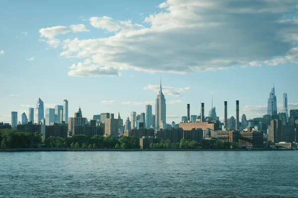 Manhattan Ufuk Çizgisi Empire State Binası Doğu Nehri Nin Karşısındaki — Stok fotoğraf
