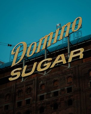 Domino Sugar neon işareti, gece, Domino Park, Brooklyn, New York