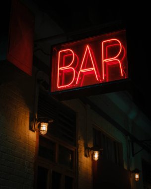 Gece Williamsburg, Brooklyn, New York 'ta bar tabelası