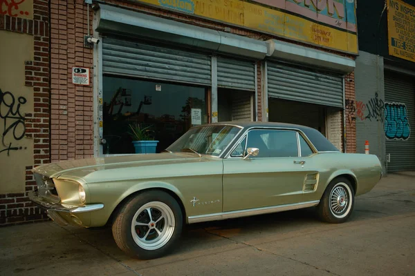 Oldtimer Ford Mustang Crown Heights Brooklyn New York — Stockfoto