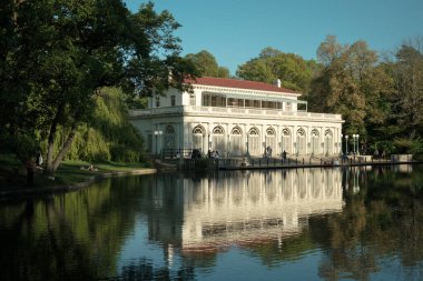 Prospect Park Kayıkhane + Audubon Merkezi Brooklyn, New York 'ta bir gölete yansıyor