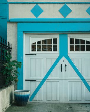 Turkuaz süslemeli garaj, Crown Heights, Brooklyn, New York