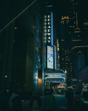 Midtown, New York 'ta gece Broadway Tiyatrosu