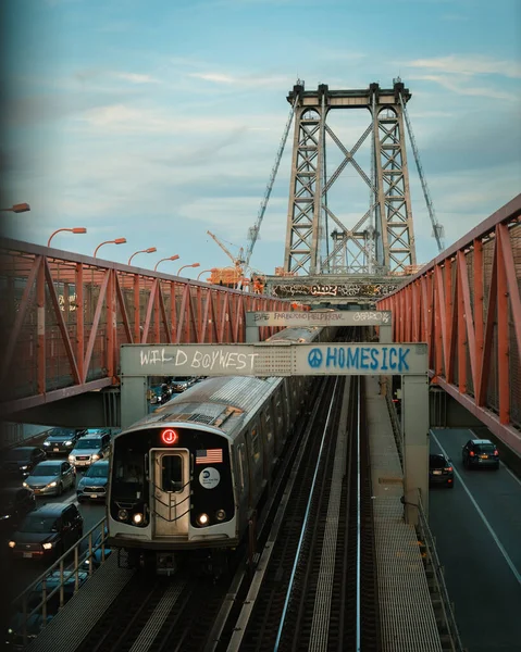 브루클린의 윌리엄스버그 다리에서 기차를 — 스톡 사진