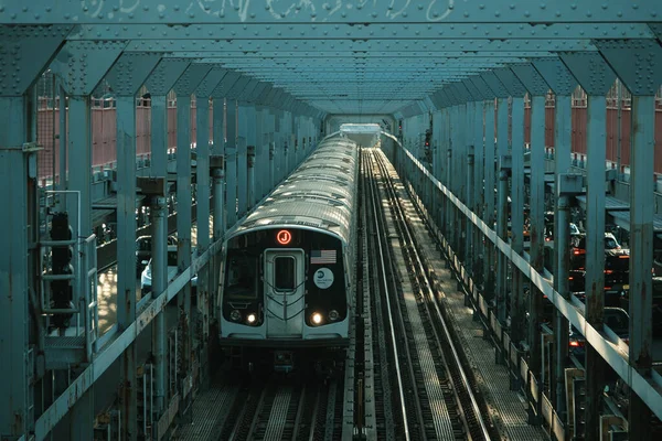 ニューヨーク州ブルックリンのウィリアムズバーグ橋で列車 — ストック写真
