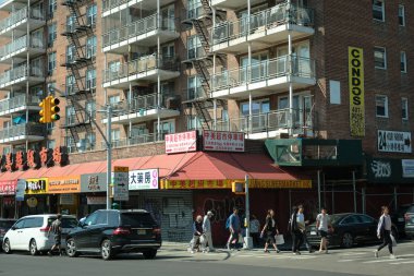 Canlı tabelalı sokak sahnesi, Flushing, Queens, New York