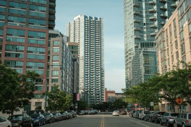 Modern binaları olan cadde, Long Island City, Queens, New York