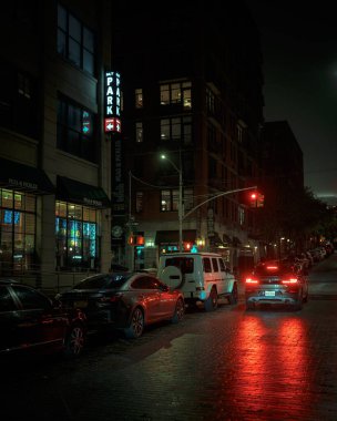 Bir araba kaldırım taşı caddesinde kırmızı ışıkta bekliyor, Dumbo, Brooklyn, New York