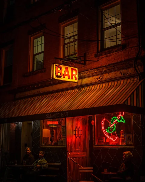 ニューヨーク州ブルックリンのレッドフックで夜のサニーバーヴィンテージサイン — ストック写真