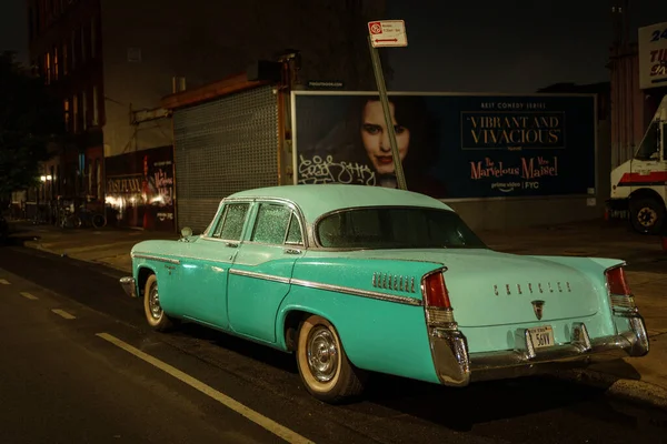Vintage Chrysler Coche Por Noche Red Hook Brooklyn Nueva York — Foto de Stock