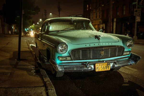 Vintage Chrysler Autó Éjszaka Red Hook Brooklyn New York — Stock Fotó