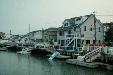 Long Beach, New York 'ta tekneleri ve evleri olan bir kanal.