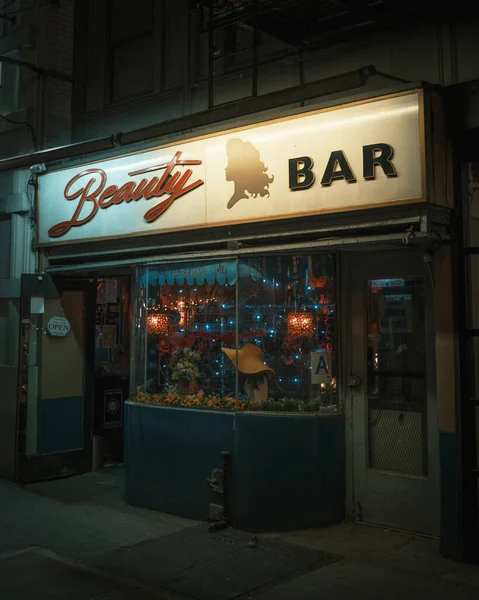 Beauty Bar Vintage Sign Night Manhattan New York — Stock fotografie