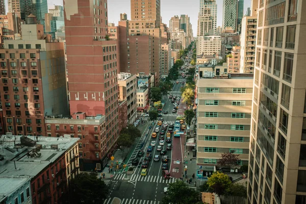 ニューヨーク市のルーズベルト島トラムウェイからマンハッタンの街の眺め — ストック写真
