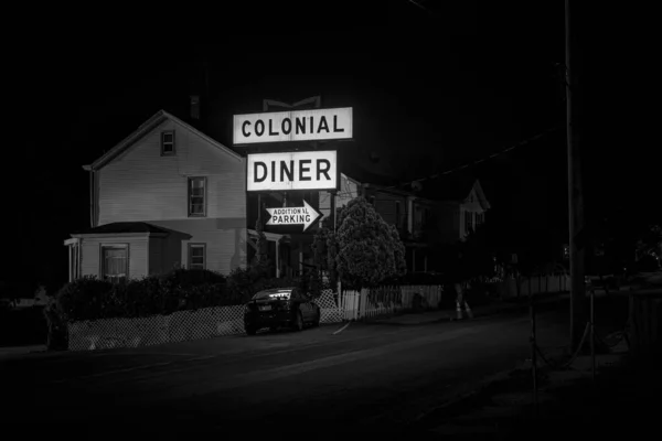 纽约米德尔镇 殖民餐厅晚上的复古标志 — 图库照片