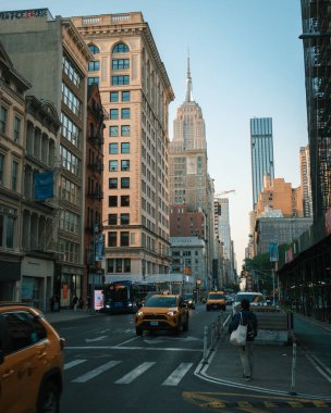 5. Cadde, Manhattan, New York 'tan Empire State Binası manzarası