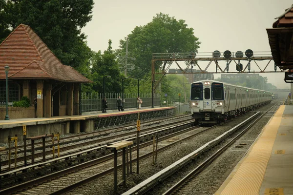 Long Island Railroad Train Coming Forest Hills Queens New York — Stock fotografie
