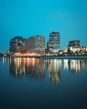 New Jersey 'deki Passaic Nehri üzerindeki Newark' ın ufuk çizgisi