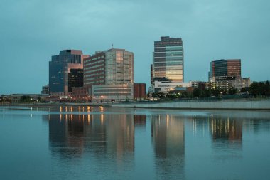 New Jersey 'deki Passaic Nehri üzerindeki Newark' ın ufuk çizgisi